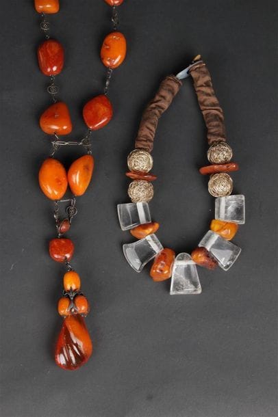 LOT de deux colliers en ambre, cristal et...