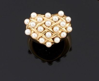 BAGUE en or jaune 750°/oo, le chaton de forme...