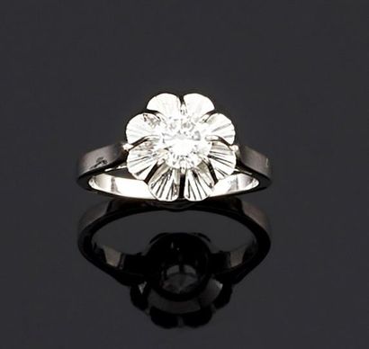 BAGUE en or gris 750°/oo et platine 850°/oo...
