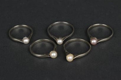 LOT de cinq bagues en or gris 750°/oo et...