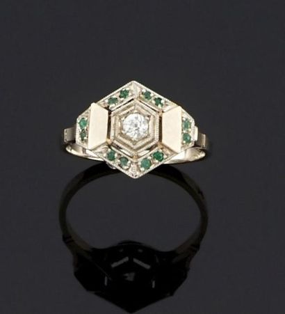 BAGUE en or gris 750°/oo et platine 850°/oo...