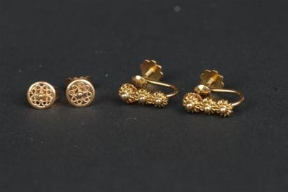 LOT de deux paires de boucles d'oreille en...