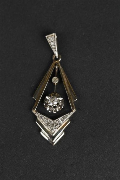 PENDENTIF en or gris 750°/oo de forme géométrique...