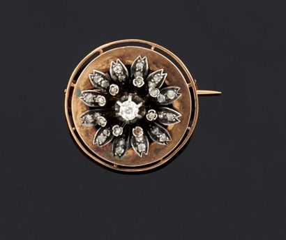 BROCHE en or jaune 750°/oo et argent 925°/oo...