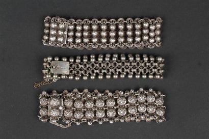 LOT de trois bracelets articulés en argent...