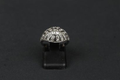 BAGUE dôme en or gris 750°/oo sertie d'un...