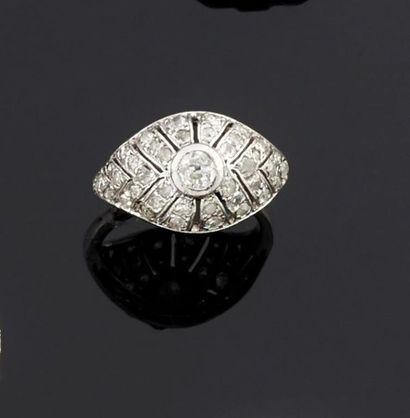 BAGUE dôme en or gris 750°/oo sertie d'un...