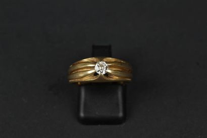 BAGUE en or jaune 750°/oo à décor de godrons...