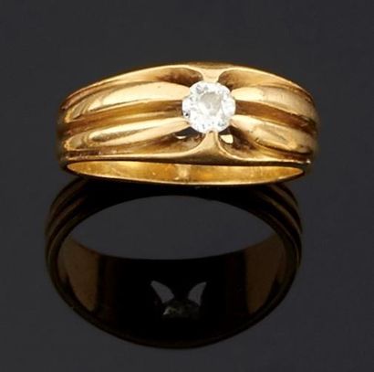 BAGUE en or jaune 750°/oo à décor de godrons...