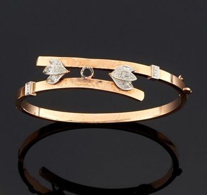 BRACELET rigide ouvrant en or jaune 750°/oo,...