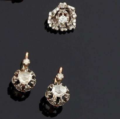 PAIRE DE BOUCLES D'OREILLE en or jaune 750°/oo...