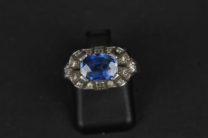 BAGUE en platine 850°/oo ornée au centre...