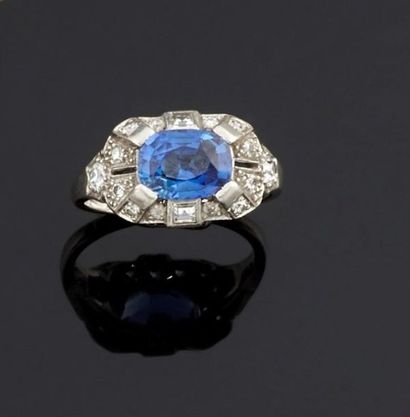 BAGUE en platine 850°/oo ornée au centre...