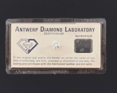 DIAMANT sous scellé de forme ronde et de...