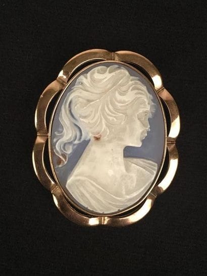 BROCHE camée figurant une femme de profil,...