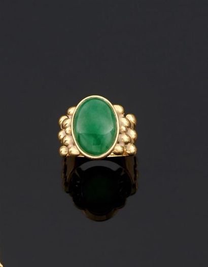 BAGUE en or jaune 750°/oo ornée d'un cabochon...