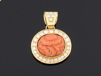 PENDENTIF en or jaune 750°/oo orné de corail...