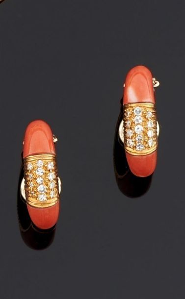 PAIRE DE BOUCLES D'OREILLE en or jaune 750°/oo...