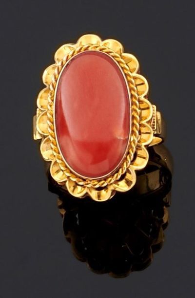 BAGUE en or jaune 375°/oo ornée au centre...