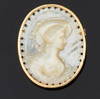 BROCHE en or jaune 750°/oo ornée d'un camée...