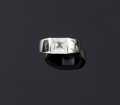 BAGUE en or gris 750°/oo ornée d'une pierre...