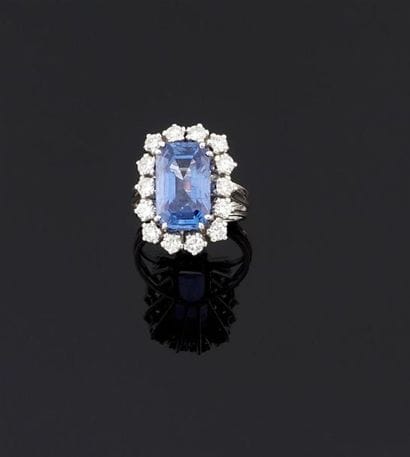 BAGUE en platine 850°/oo sertie d'un saphir...