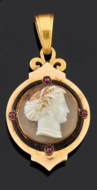 PENDENTIF formant médaillon ouvrant en or...