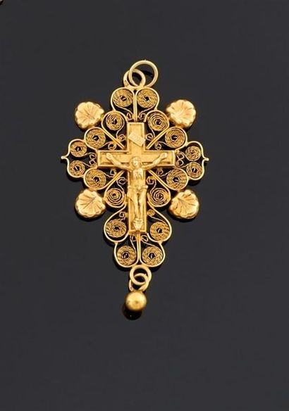 CROIX pendentif en or jaune 750°/oo à décor...