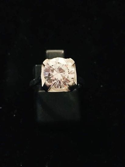 MONTURE de bague en or gris 750°/oo (accidents...
