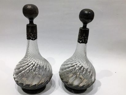 PAIRE DE CARAFES à décanter en cristal à...