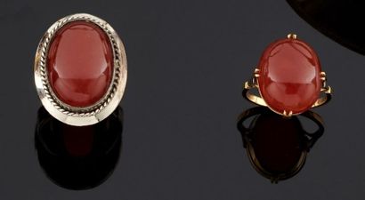 LOT comprenant : 
- une bague en or jaune...