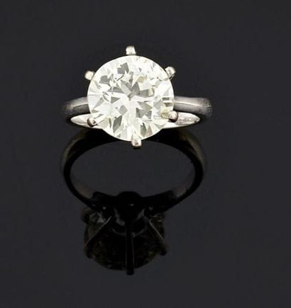 BAGUE en or gris 750°/oo ornée au centre...