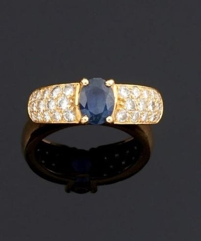 BAGUE en or jaune 750°/oo ornée au centre...