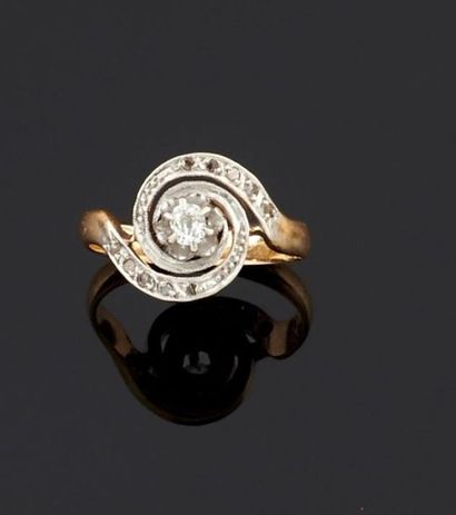 BAGUE tourbillon en or jaune 750°/oo ornée...