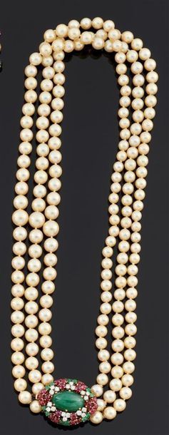 COLLIER de trois rangs de 63 - 64 et 69 perles...