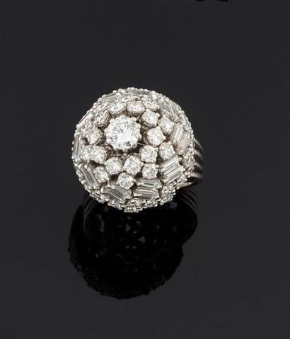 BAGUE boule en or gris 750°/oo ornée de diamants...