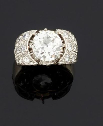 BAGUE en or gris 750°/oo et platine 850°/oo...