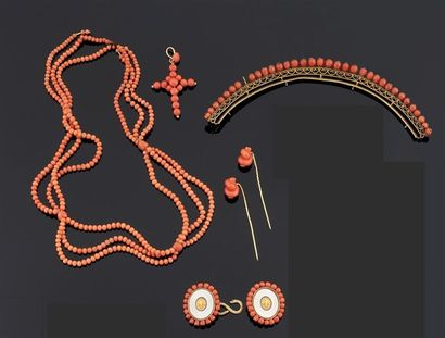 LOT en corail ou orné de corail comprenant...