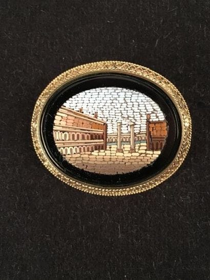 LOT de deux broches, un camée coquille figurant...