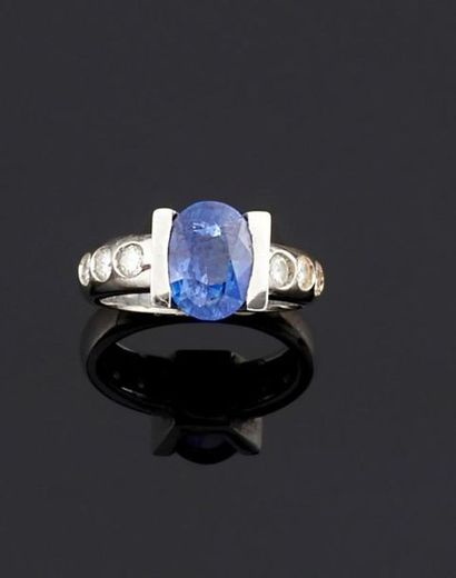 BAGUE en or gris 750°/oo ornée au centre...