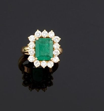 BAGUE en or jaune 750°/oo ornée au centre...