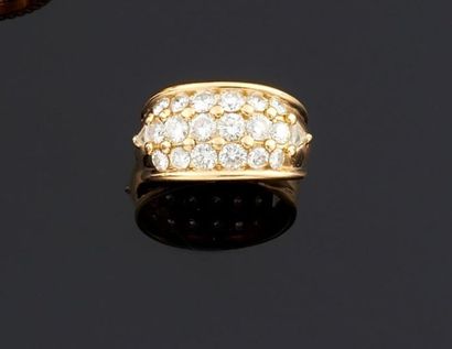 BAGUE en or jaune 750°/oo de forme bombée...
