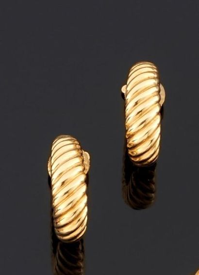BOUCHERON
Paire de boucles d'oreille en or...