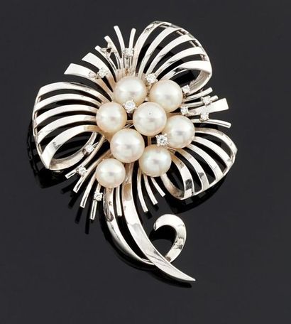 BROCHE en or gris 585°/oo ajouré, figurant...
