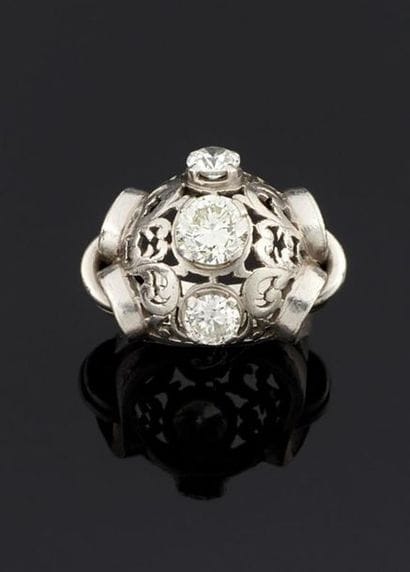 BAGUE en platine 850°/oo ajouré, de forme...