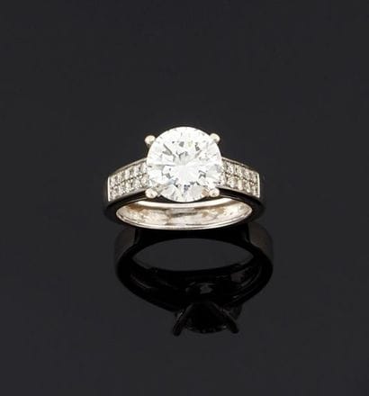 BAGUE en or gris 750°/oo ornée au centre...