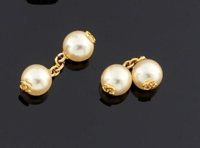 PAIRE DE BOUTONS DE MANCHETTE en métal doré,...