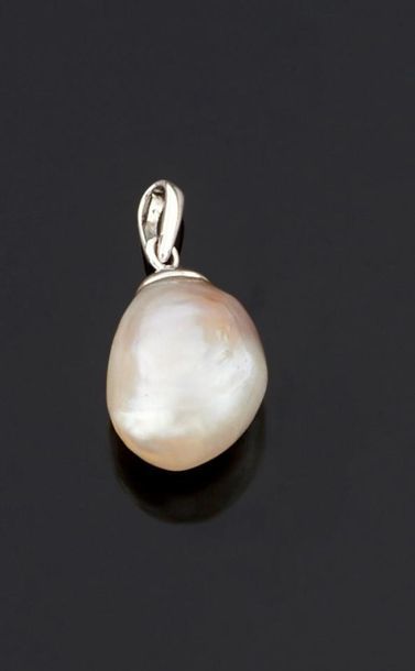 PENDENTIF en or gris 750°/oo orné d'une perle...