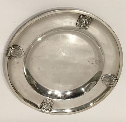 PLAT rond en argent uni 950°/oo, l'aile décorée...