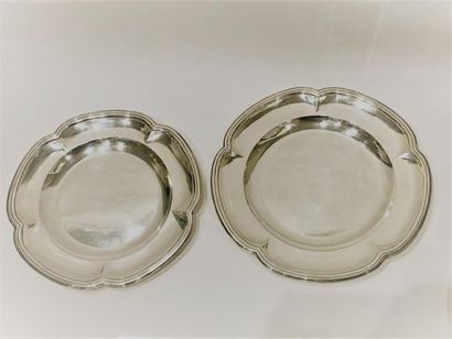 DEUX PLATS ronds en argent uni 950°/oo, l'aile...
